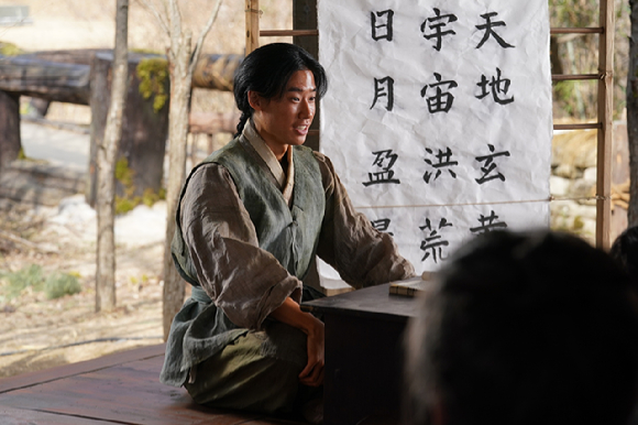 배우 김민이 프로필 촬영에서 포즈를 취하고 있다. [사진=제이와이드컴퍼니]