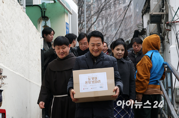 장동혁 국민의힘 대표가 13일 오전 서울 중구 쪽방촌을 찾아 주민에게 설맞이 선물을 전달하고 있다. [사진=정소희 기자]