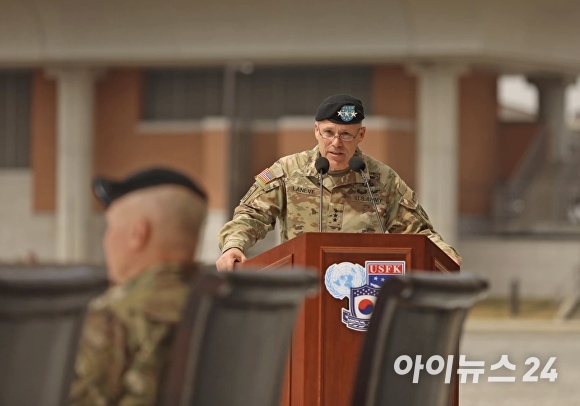 크리스토퍼 라니브 미8군 신임 사령관이 지난 5일 주한 미군기지 캠프 험프리스에서 취임사를 하고 있다.  [사진=미8군사령부]