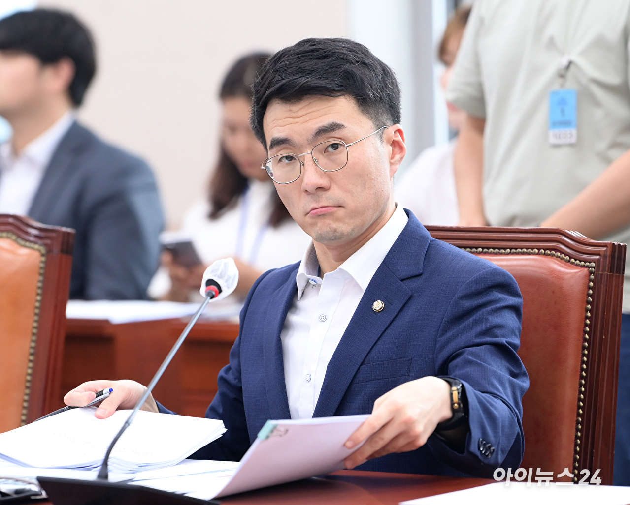 28일 오후 서울 여의도 국회에서 열린 국회교육위원회 전체회의에서 김남국 무소속 의원이 참석하고 있다. [사진=정소희 기자]