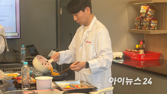 너구리 얼큰한맛으로 소셜네트워크서비스(SNS) 레시피를 활용해 만든 '볶음너구리'. [사진=진광찬 기자]