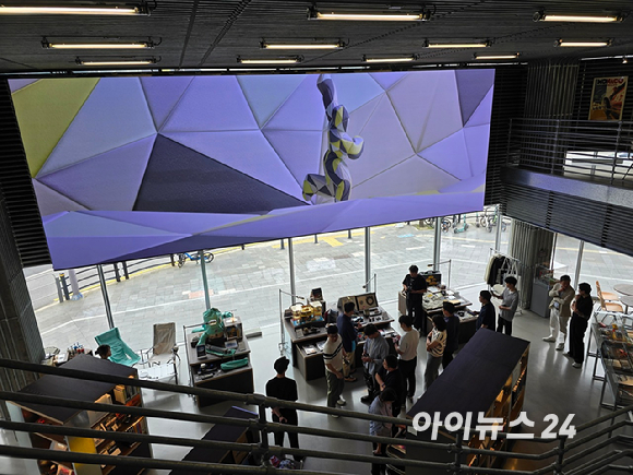 현대모터스튜디오 서울에 전시된 차세대 전동화 비전 'RN24 롤링랩'. [사진=김종성 기자]