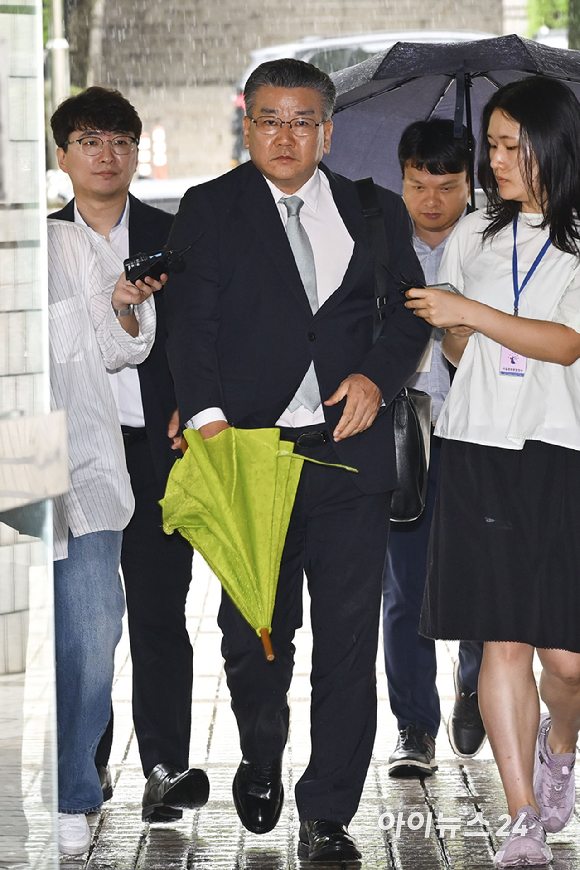 직권남용권리행사방해 혐의를 받는 유병호 감사위원이 구속 전 피의자 심문(영장실질심사)을 위해 20일 서울 서초구 서울중앙지방법원에 출석하고 있다. [사진=사진공동취재단 ]