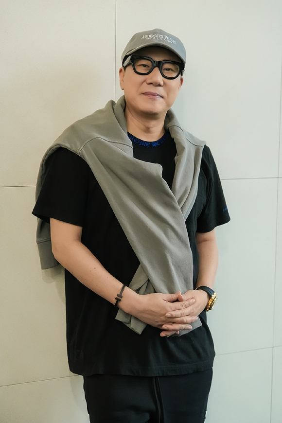 이상민이 19일 서울 영등포구 여의도 포스트타워에서 진행된 웨이브 서바이벌 예능 '피의 게임 X' 인터뷰에 앞서 사진촬영을 하고 있다. [사진=웨이브]