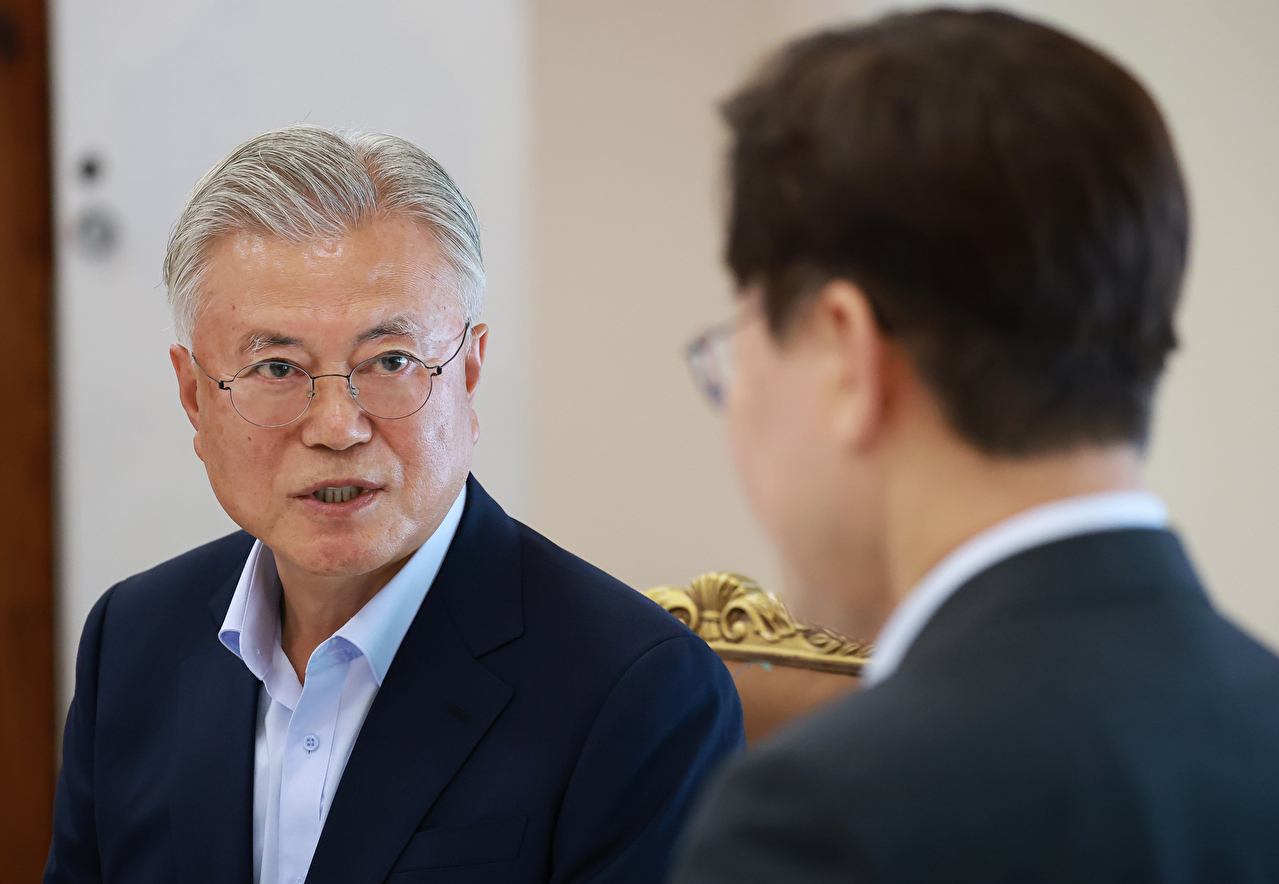 문재인 전 대통령이 1일 청와대 상춘재에서 이재명 대통령과 오찬에 참석하고 있다. 2026.07.01. [사진=연합뉴스]