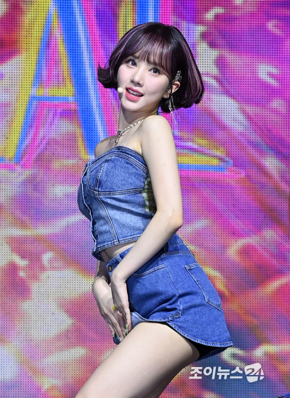 그룹 비비지 은하가 6일 오후 서울 광진구 광장동 예스24라이브홀에서 열린 두 번째 미니앨범 '서머 바이브(Summer Vibe)' 발매 기념 쇼케이스에서 공연을 하고 있다. [사진=김성진 기자]