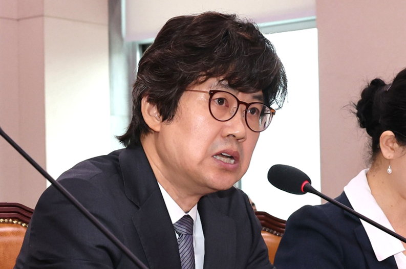 4일 서울 여의도 국회 법제사법위원회 전체회의에서 열린 검찰개혁 공청회에서 검찰제도 전문가들이 발언하고 있다. 왼쪽부터 윤동호 국민대 법대 교수, 한동수 전 대검찰청 감찰부장, 김종민 변호사(법무법인 MK 파트너스), 차진아 고려대 법학전문대학원 교수. [사진=연합뉴스]