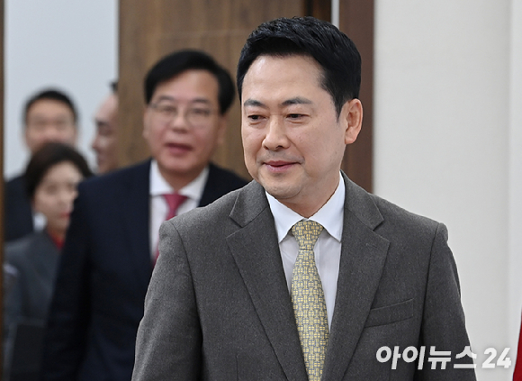 이재명 대통령이 지난 9일 청와대에서 열린 중동상황 관련 비상경제점검회의에 입장하고 있다. [사진=연합뉴스]