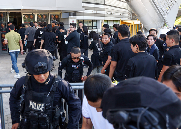 10일 서울 올림픽공원 KSPO돔(올림픽체조경기장)에서 폭발물 설치 신고가 접수돼 특공대가 수색을 마친 가운데 공연 관계자들이 재입장하고 있다. 2025.8.10 [사진=연합뉴스]