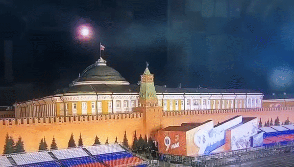 무인 드론이 러시아 크렘린궁 관저 상공에서 폭발하는 모습이 포착됐다. [사진=트위터@ War Monitor]