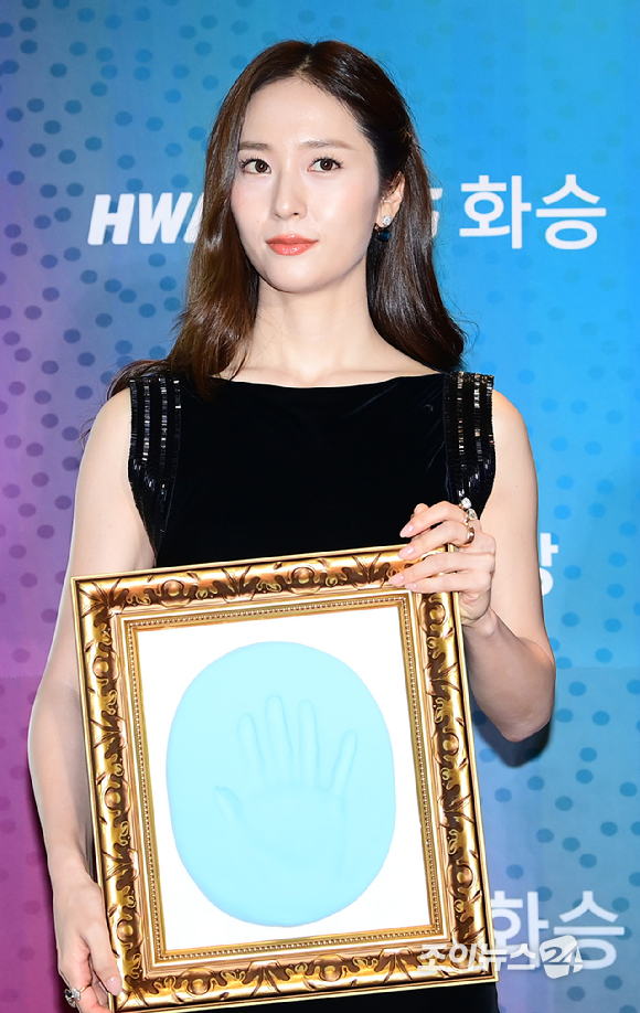 배우 정수정이 18일 오후 부산광역시 시그니엘 그랜드볼룸에서 열린 제33회 부일영화상에 전년도 수상자로 핸드프린팅 행사에 참석하고 있다. [사진=정소희 기자]