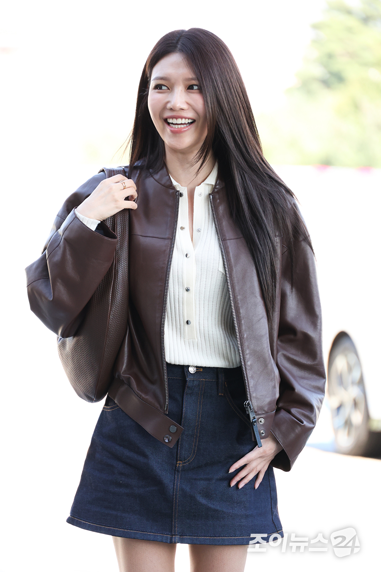 그룹 소녀시대 수영이 14일 오후 화보 촬영 차 김포국제공항을 통해 일본 도쿄로 출국하고 있다. [사진=문수지 기자]