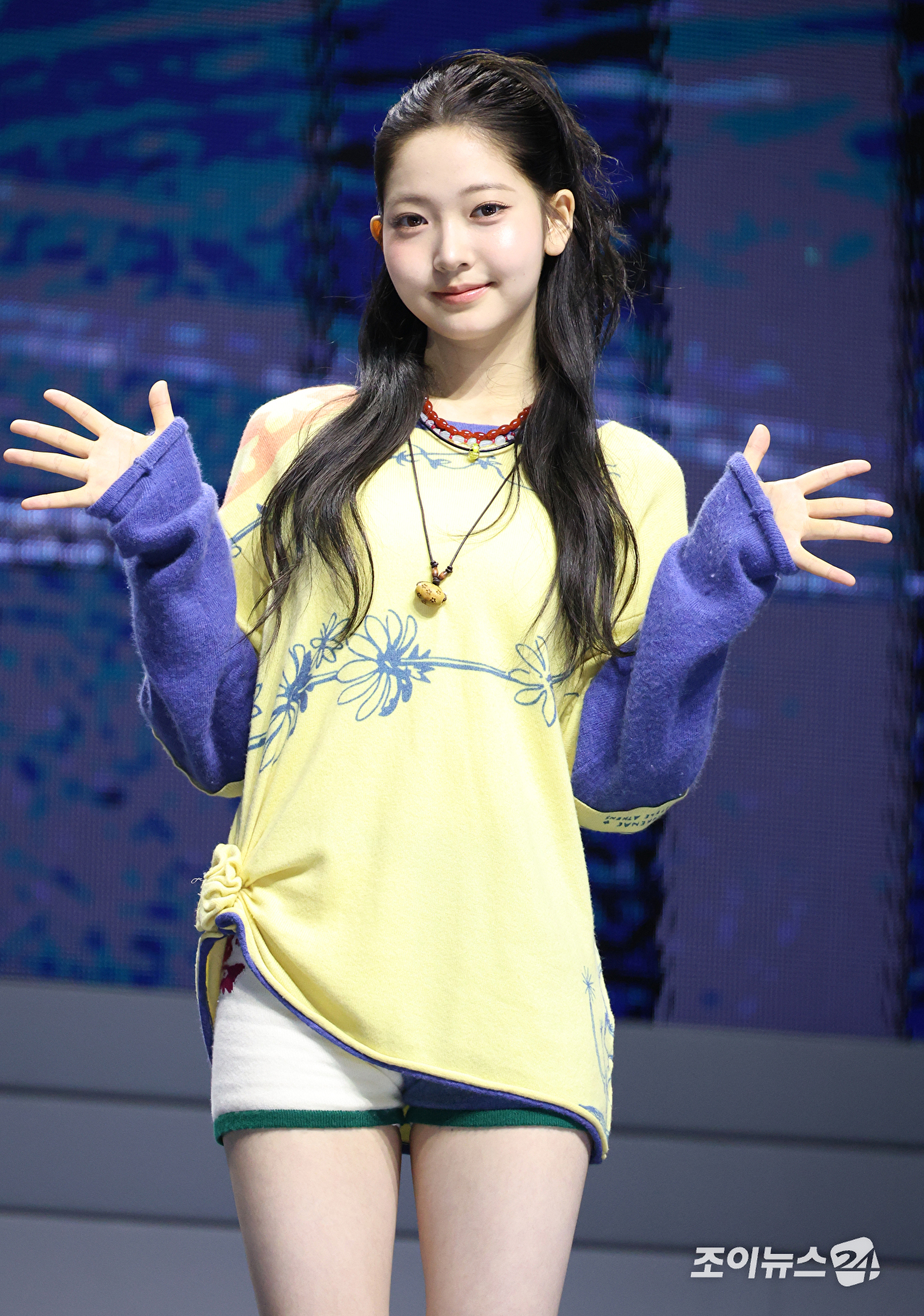 그룹 튜이드 지아가 24일 오후 서울 광진구 예스24라이브홀에서 진행된 튜이드(TUIDE) 데뷔 앨범 '튠 앤 플레이'(TUNE & PLAY) 발매 기념 쇼케이스에 참석해 포즈를 취하고 있다. [사진=문수지 기자]