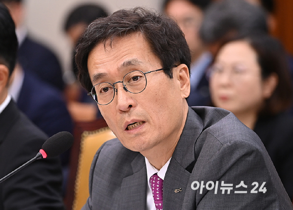 함진규 한국도로공사 사장이 16일 국회 국토교통위원회에서 열린 2025년도 국정감사에서 질의에 답변하고 있다. [사진=곽영래 기자]
