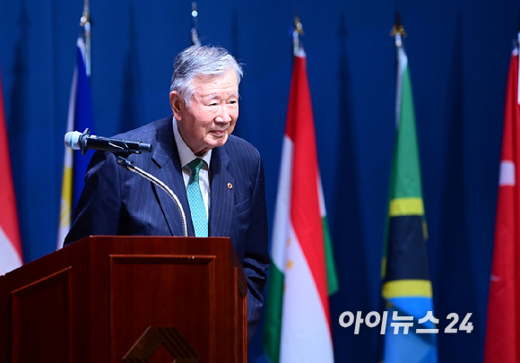 이중근 부영그룹 회장 겸 우정교육문화재단 이사장이 26일 서울 중구 대한상공회의소 국제회의장에서 열린 '2026년 제2학기 장학금 수여식'에 참석해 인사말을 하고 있다. [사진=정소희 기자]