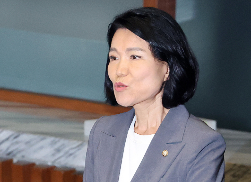 26일 국회에서 열린 본회의에서 국민의힘 이진숙 의원이 자신에 대한 제명 촉구 결의안이 상정되자 무기명 투표에 앞서 퇴장하고 있다. 2026.8.26 [사진=연합뉴스]