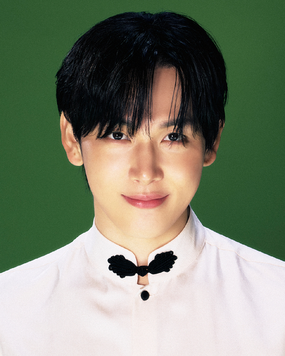 배우 임시완이 넷플릭스 시리즈 '오징어 게임' 시즌3 인터뷰에 앞서 포즈를 취하고 있다. [사진=넷플릭스]