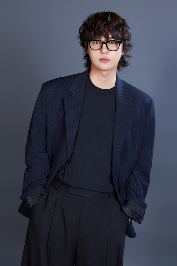 배우 양세종이 '파인:촌뜨기들' 인터뷰를 앞두고 사진 촬영을 하고 있다. [사진=월트디즈니 컴퍼니 코리아]