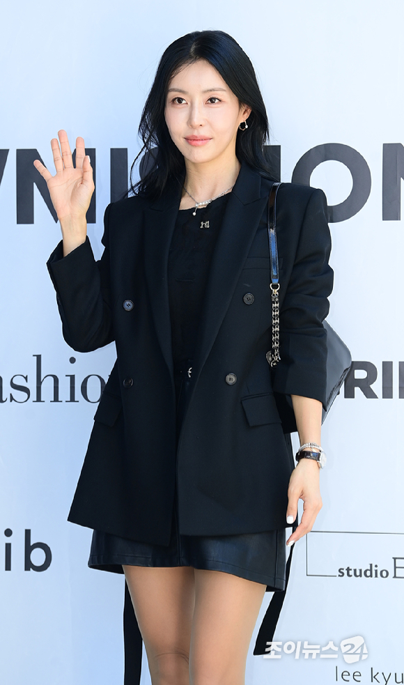 배우 서민주가 24일 오후 서울 성동구 성수동 더블유미션에서 열린 홀리넘버세븐 X 코타로 타니야마 콜라보 팝업 오프닝 행사에 참석하고 있다. [사진=정소희 기자]