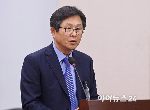 최동식 삼안 대표이사가 20일 국회 국토교통위원회에서 열린 GTX-A 삼성역 공사 현장 철근 누락 관련 현안 질의에서 의원 질의에 답변하고 있다. [사진=곽영래 기자]