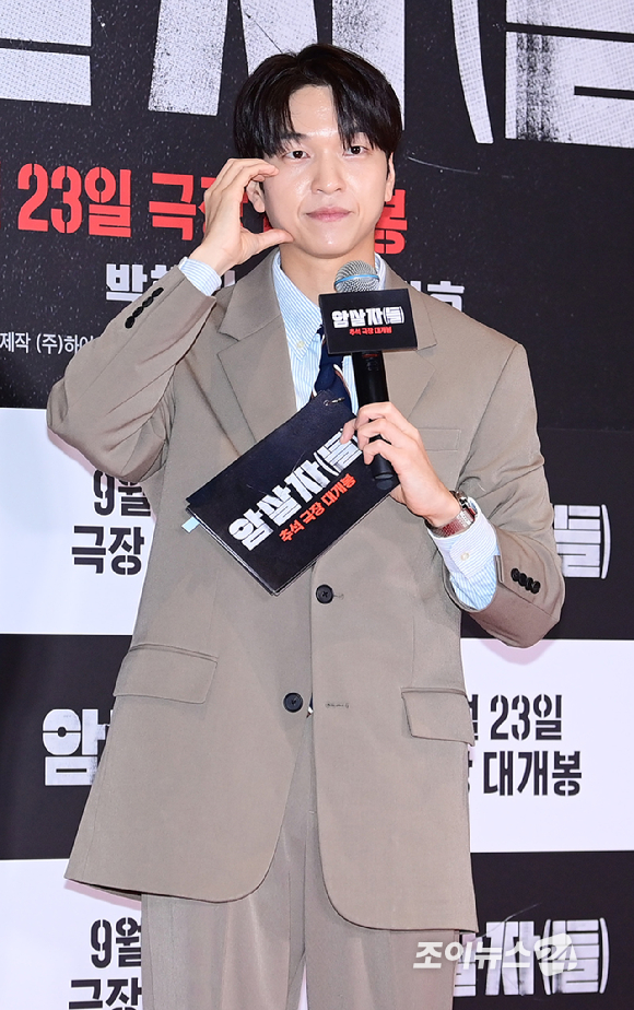 방송인 유재필이 21일 서울 송파구 롯데시네마 월드타워에서 열린 영화 '암살자(들)'(감독 허진호) VIP 시사회에 MC로 참석하고 있다. [사진=정소희 기자]