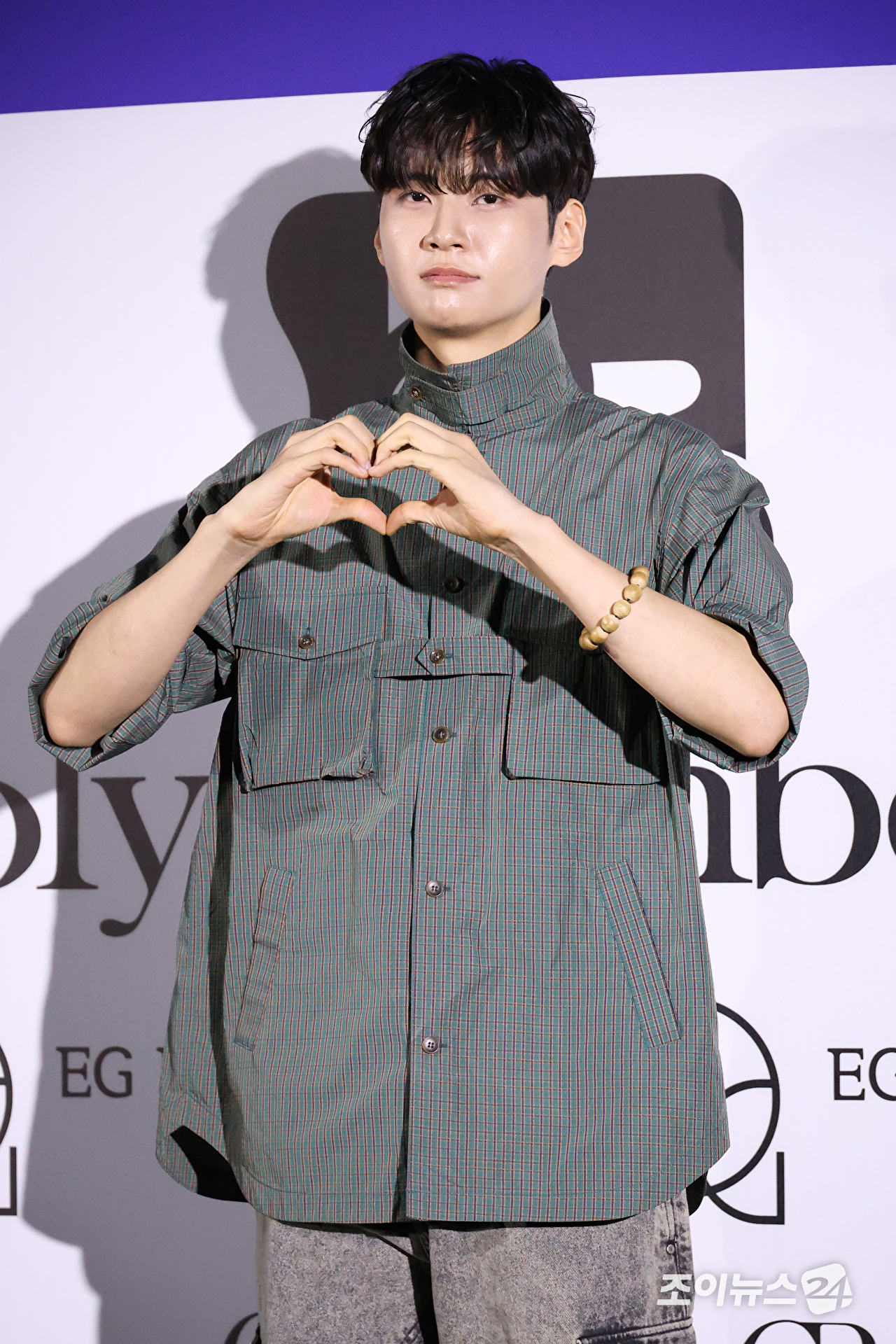 가수 이진혁이 1일 오후 서울 중구 동대문디자인플라자에서 진행된 2027 S/S 서울패션위크 '홀리넘버세븐' 컬렉션에 참석해 포즈를 취하고 있다. [사진=문수지 기자]