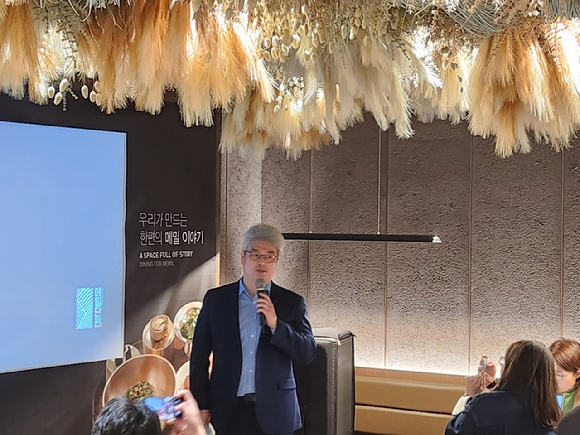 송원엽 교촌에프앤비 글로벌미주&middot;신사업부문 혁신리더는 21일 서울 여의도동 메밀단편에서 진행된 '메밀단편 미디어 시식회'에서 메밀단편 브랜드를 소개하고 있다. [사진=전다윗 기자]