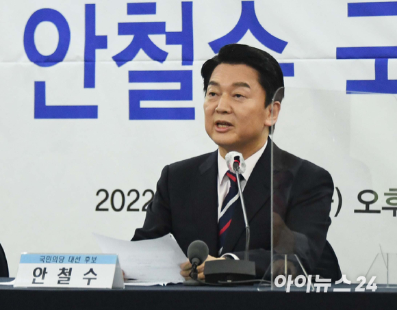 안철수 국민의당 대선후보가 11일 프레스센터에서 열린 한국기자협회 초청 토론회에서 패널들의 질문에 답변 하고 있다. [사진=국회사진취재단]