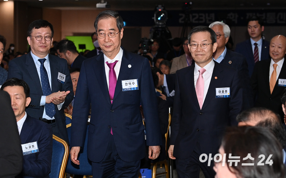 한덕수 국무총리와 이종호 과학기술정보통신부 장관이 21일 오후 서울 강남구 역삼동 한국과학기술회관에서 열린 2023년 과학·정보통신의날 기념식에 참석하고 있다. [사진=김성진 기자]