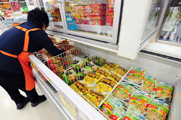 식품산업통계정보시스템(FIS)에서 발표한 '2023년 11월 4주차 뉴스레터'에 따르면 냉동식품 중 냉동만두 시장 성장세는 주춤하고 있다. 반면 냉동 국물 요리는 다양한 신제품 출시와 함께 판매량도 증가하고 있는 것으로 나타났다. [사진=조성우 기자]