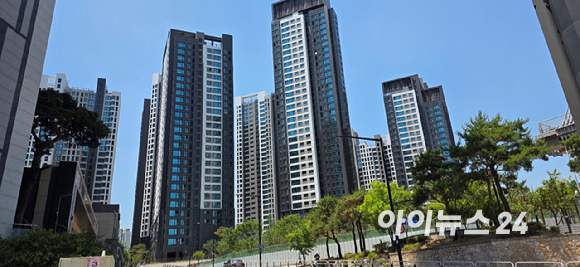 집값이 급등하며 서울 자치구 중 성동구에선 매물 급감현상이 가장 크게 나타났다. 향후 집값 상승 기대감이 크게 작용한 것으로 풀이된다. 사진은 성동구 행당한진타운 단지 전경. 2025.6.11.[사진=이수현 기자]