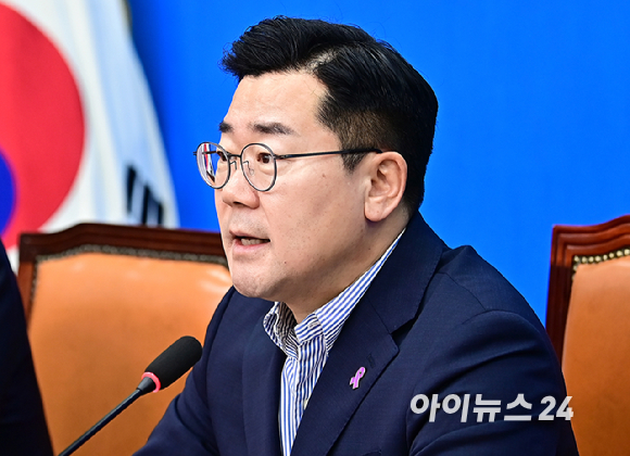 박찬대 더불어민주 당대표 직무대행 겸 원내대표가 10일 오전 서울 여의도 국회에서 열린 최고위원회의에서 발언하고 있다. [사진=곽영래 기자]