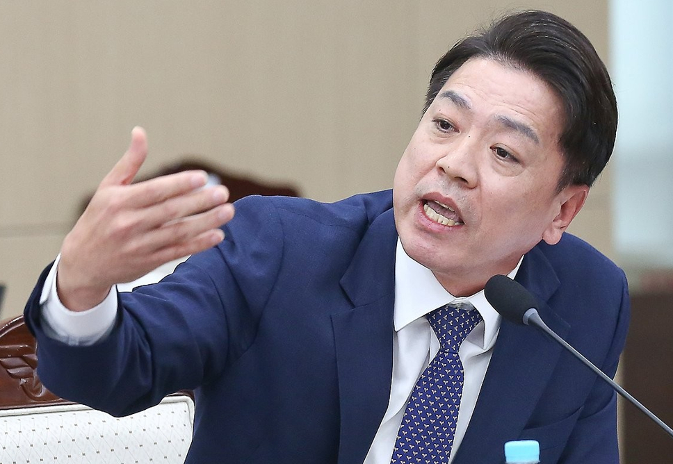 조희대 대법원장이 지난 12일 서울 서초구 대법원 중앙홀에서 열린 '2025 대한민국 법원의 날 기념식'에서 시상을 마친 뒤 자리로 돌아가고 있다. 2025.9.12 [사진=연합뉴스]