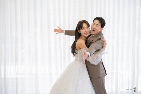 한영, 박군의 웨딩화보가 공개됐다. [사진=생각엔터테인먼트]