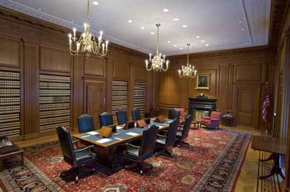 (앞줄 왼쪽부터) 미국 연방대법원 대법관들의 단체사진. 소니아 소토마요르 대법관, 클래런스 토머스 대법관, 존 G. 로버츠 대법원장, 새뮤얼 A. 알리토 대법관, 엘레나 케이건 대법관. (뒷줄 왼쪽부터) 에이미 코니 배럿 대법관, 닐 M. 고서치 대법관, 브렛 M. 카바노 대법관, 케탄지 브라운 잭슨 대법관. [사진=미국 대법원(프레드 쉴링) ]