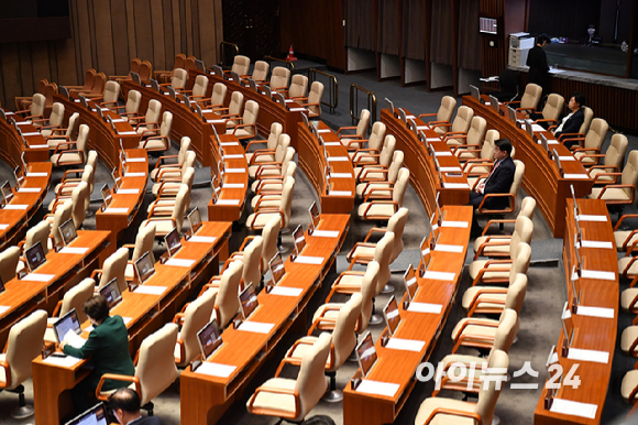 우원식 국회의장이 19일 오후 서울 여의도 국회에서 열린 본회의를 주재하고 있다.이날 국민의힘은 김건희 특검법, 채해병 특검법, 지역화폐법 상정에 반대하며 불참했다. [사진=곽영래 기자]