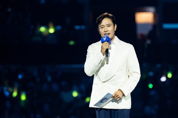 배우 이병헌이 지난 1일(현지시간)부터 3일까지 미국 로스앤젤레스 크립토닷컴 아레나에서 열린 K-팝 팬&아티스트 페스티벌 '케이콘 엘에이 2025(KCON LA 2025)' 무대에서 진행을 하고 있다. [사진=CJ ENM]