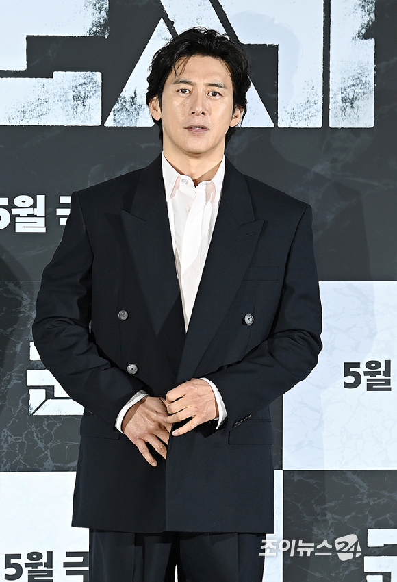 배우 고수가 6일 오전 서울 용산구 CGV 용산아이파크몰에서 열린 영화 '군체' 제작보고회에서 포토타임을 갖고 있다. [사진=곽영래 기자]