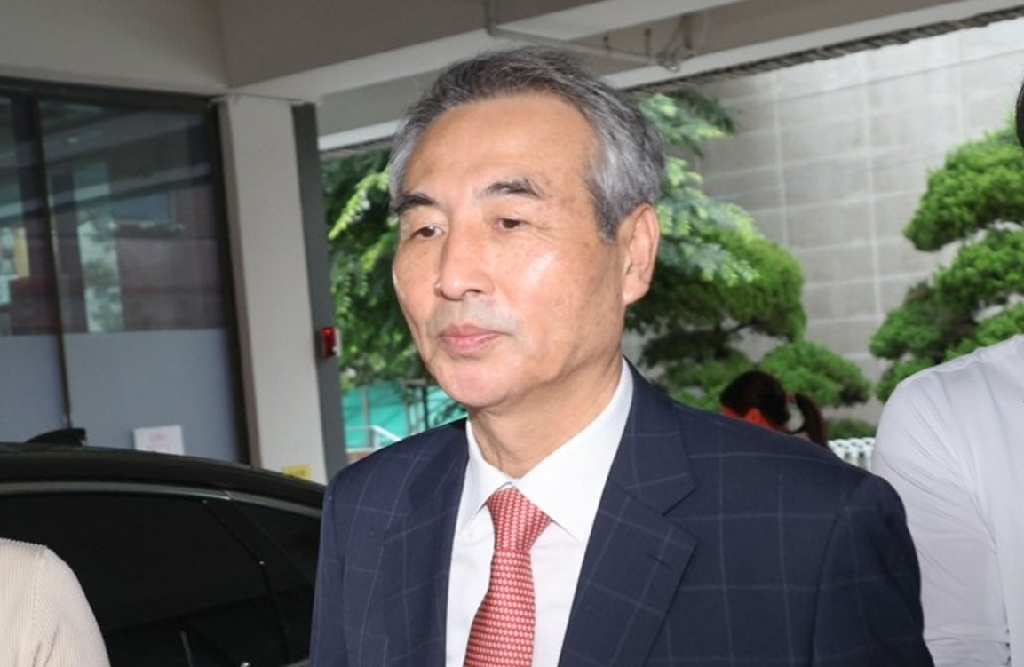 윤석열 전 대통령 부인 김건희 여사 관련 의혹을 수사하는 민중기 특별검사가 지난 6월 20일 서울 서초구 서초동에 마련된 임시 사무실로 출근하고 있다. 2025.6.20 [사진=연합뉴스]