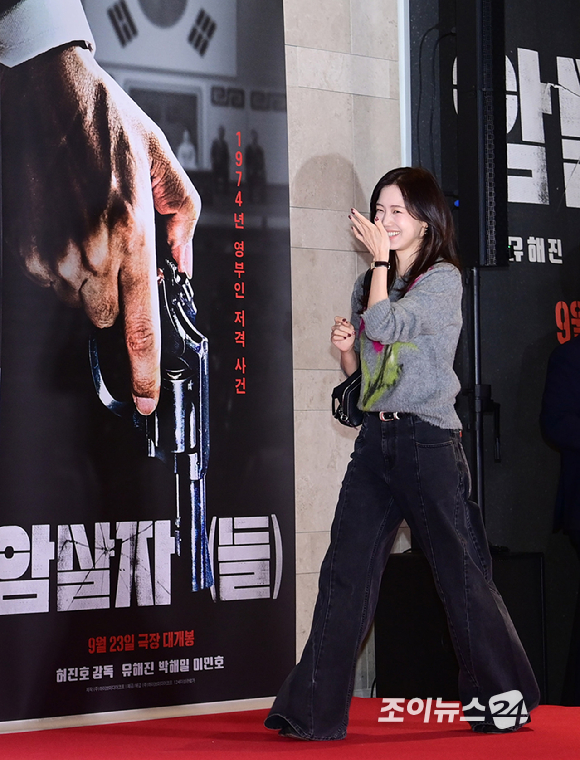 배우 신현빈이 21일 서울 송파구 롯데시네마 월드타워에서 열린 영화 '암살자(들)'(감독 허진호) VIP 시사회에 참석하고 있다. [사진=정소희 기자]