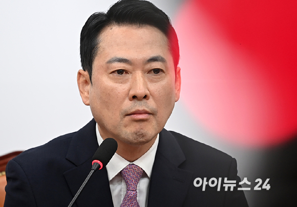 장동혁 국민의힘 대표가 24일 서울 여의도 국회에서 열린 현안 관련 브리핑을 마친 뒤 취재진의 질문에 답변하고 있다. [사진=곽영래 기자]
