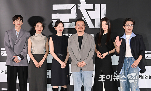 배우 지창욱, 김신록, 신현빈, 전지현, 구교환이 20일 오후 서울 용산구 CGV 용산아이파크몰에서 영화 '군체' 언론 시사회에서 포토타임을 갖고 있다. [사진=곽영래 기자]