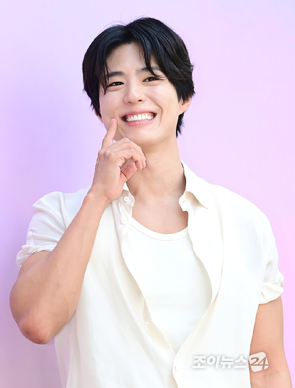 배우 박보검이 23일 오전 서울 성동구 쎈느 성수에서 열린 다이슨 슈퍼소닉 트래블 라운지 팝업 스토어 행사에 참석하고 있다.