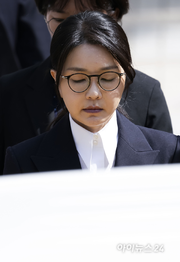 윤석열 전 대통령 부인 김건희 씨가 12일 오후 서울 서초구 서울중앙지방법원에서 열린 구속 전 피의자 심문(영장실질심사)을 마치고 법원을 나서고 있다. [사진=사진공동취재단]