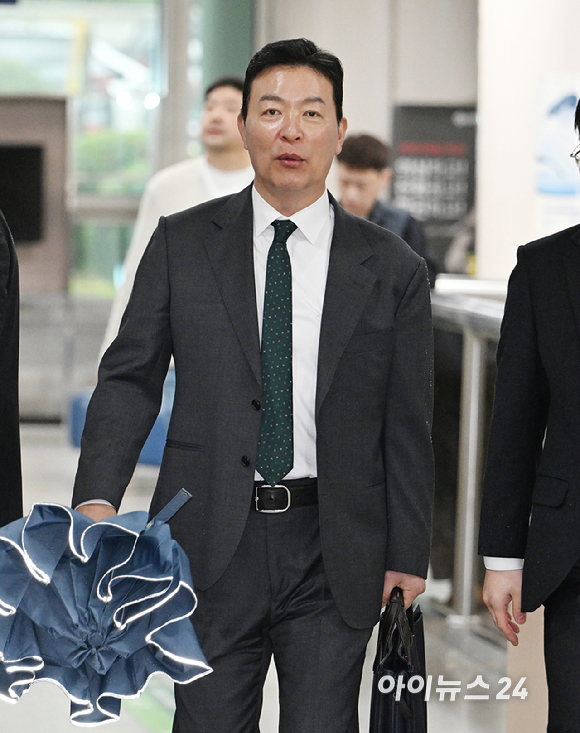 윤석열 전 대통령 체포방해 혐의를 받는 김성훈 전 대통령경호처 차장이 9일 오후 서울 서초구 서울중앙지방법원에서 열린 공판에 출석하고 있다. [사진=사진공동취재단]