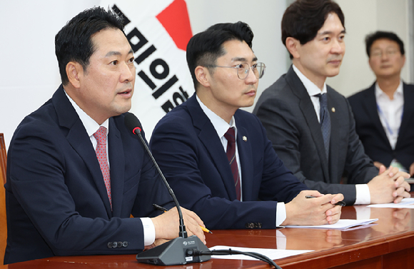 국민의힘 장동혁 대표가 9일 서울 여의도 국회에서 기자간담회를 열고 발언하고 있다. [사진=연합뉴스]