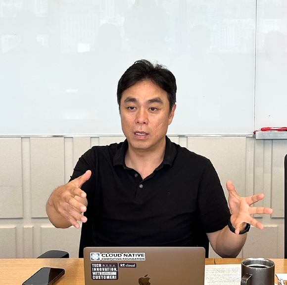 최지웅 한국클라우드산업협회장이 24일 서울 강남구 KT클라우드 본사에서 인터뷰를 진행하고 있다. [사진=윤소진 기자]