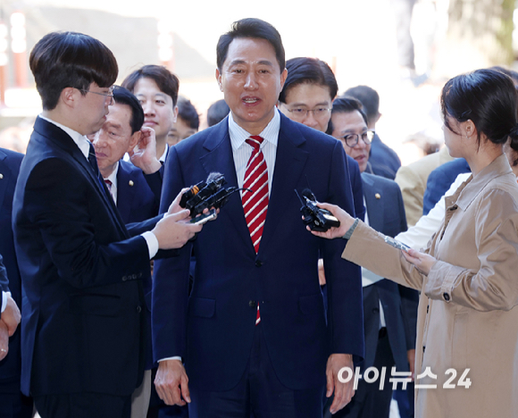 명태균 여론조사비 대납 의혹으로 재판에 넘겨진 오세훈 서울시장이 23일 오후 서울 서초구 서울고등법원에서 열린 정치자금법 위반 혐의 항소심 선고기일에 출석하고 있다. [사진=곽영래 기자]