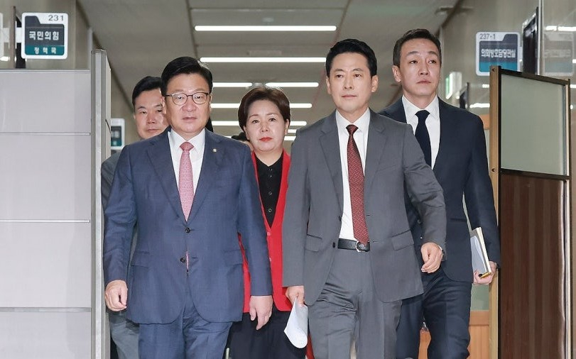 법무부 장관 후보인 김승원 더불어민주당 의원과 한동훈 무소속 의원이 1일 서울 여의도 국회에서 열린 제439회국회(정기회) 개회식에서 인사하고 있다. [사진=곽영래 기자]