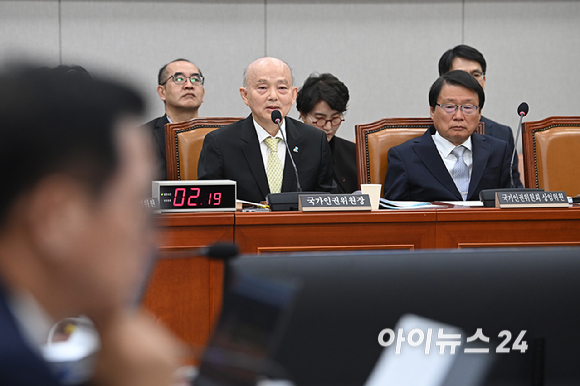 안창호 국가인권위원회 위원장이 29일 국회에서 열린 국가인권위원회에 대한 국정감사에서 질의에 답변하고 있다. [사진=곽영래 기자]